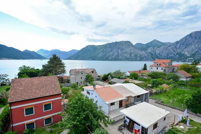 Hotel near the sea in Kotor