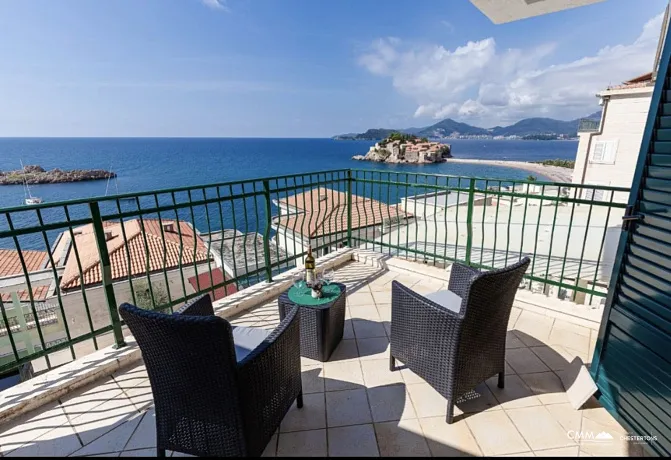 Spacious duplex apartment with sea view in Sveti Stefan