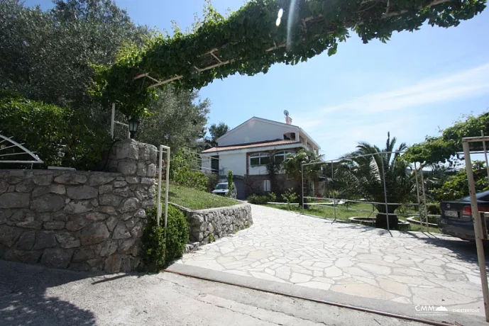 Three-storey house with pool in Lustica