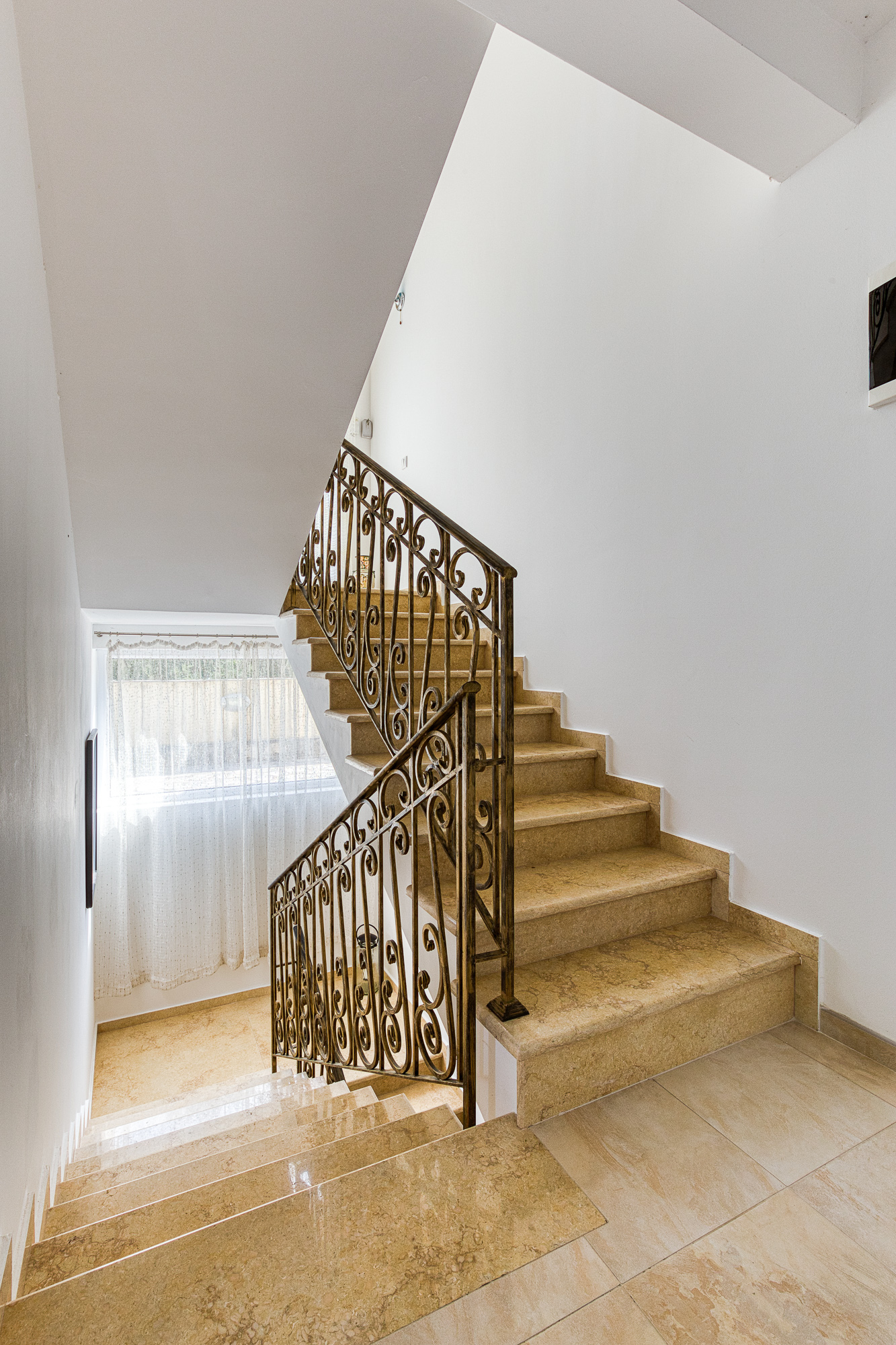 Image of House - 5 Bedrooms - 5 Bathrooms for Sale in Herceg-Novi-Montenegro, Image 17