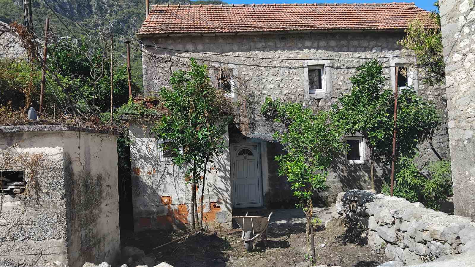 Image of House - 4 Bedrooms - 2 Bathrooms for Sale in Kotor-Kotor-Montenegro, Image 3