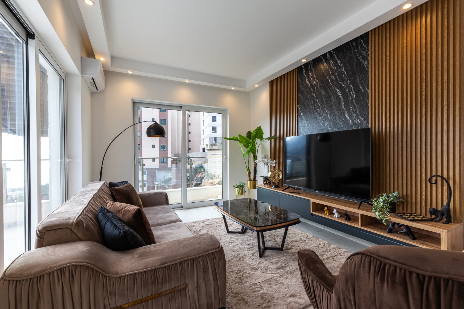 For sale: a spacious and luxuriously furnished three-bedroom apartment in the Sunny Side complex.  Becici Budva