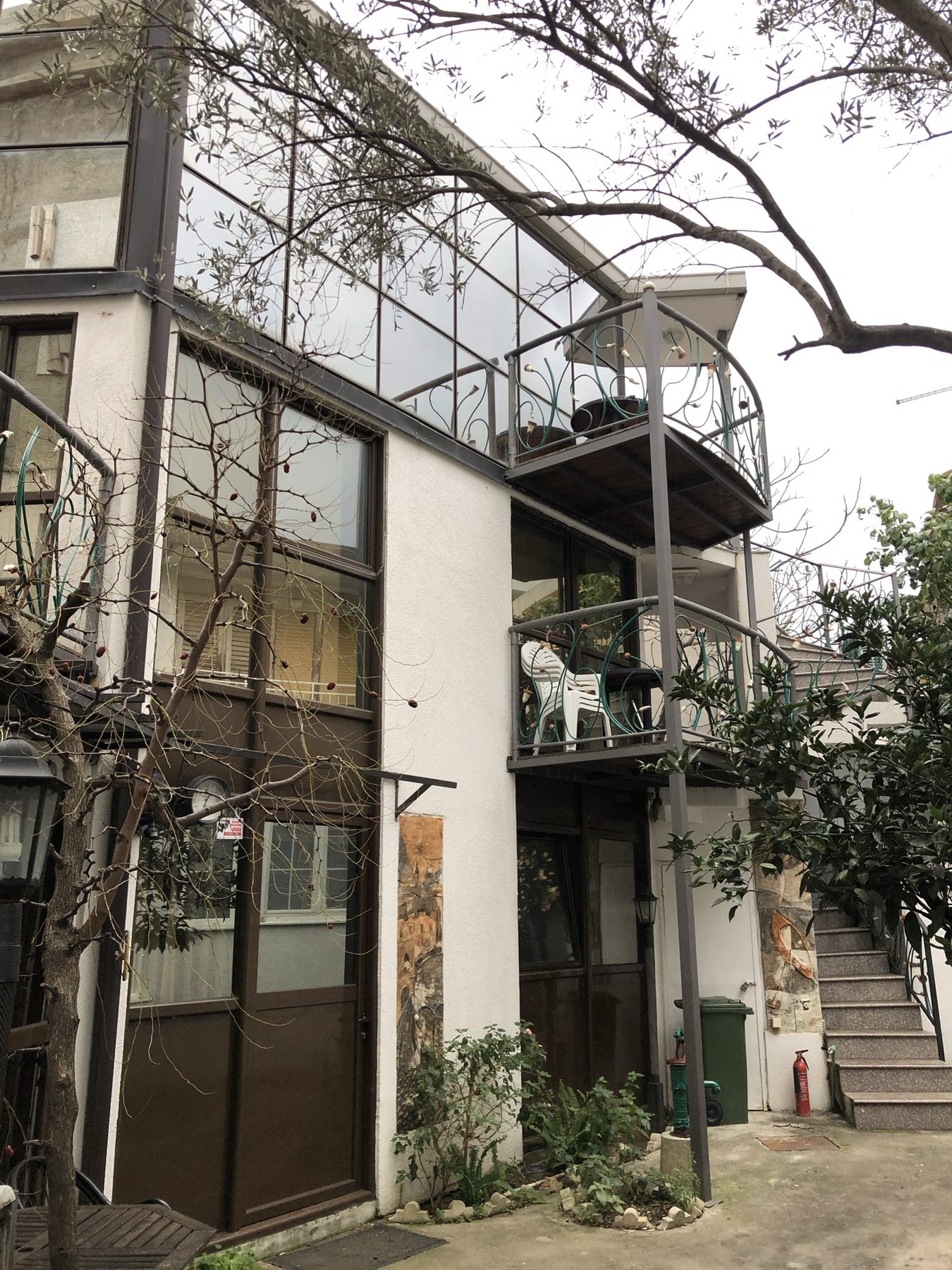Three-bedroom apartment with three apartments on the side