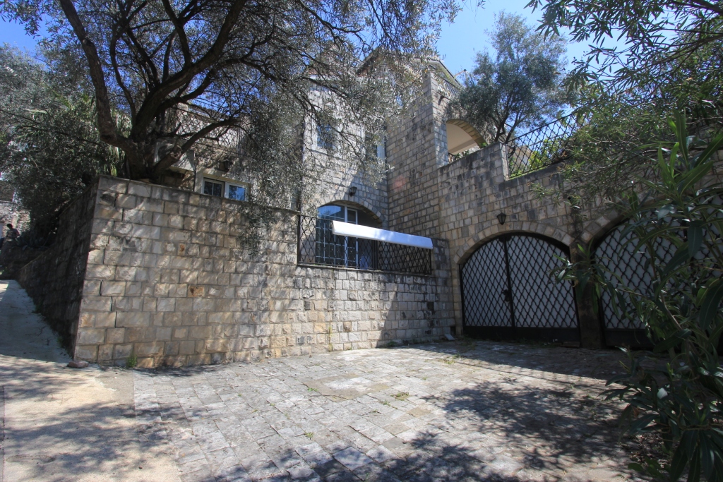 Image of Villa - 6 Bedrooms - 6 Bathrooms for Sale in Budva-Petrovac-Montenegro, Image 2