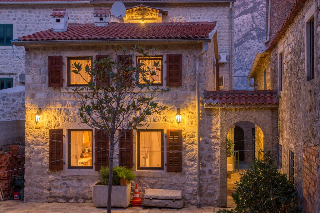 Image of House - 6 Bedrooms - 6 Bathrooms for Sale in Kotor-Prcanj-Montenegro, Image 3