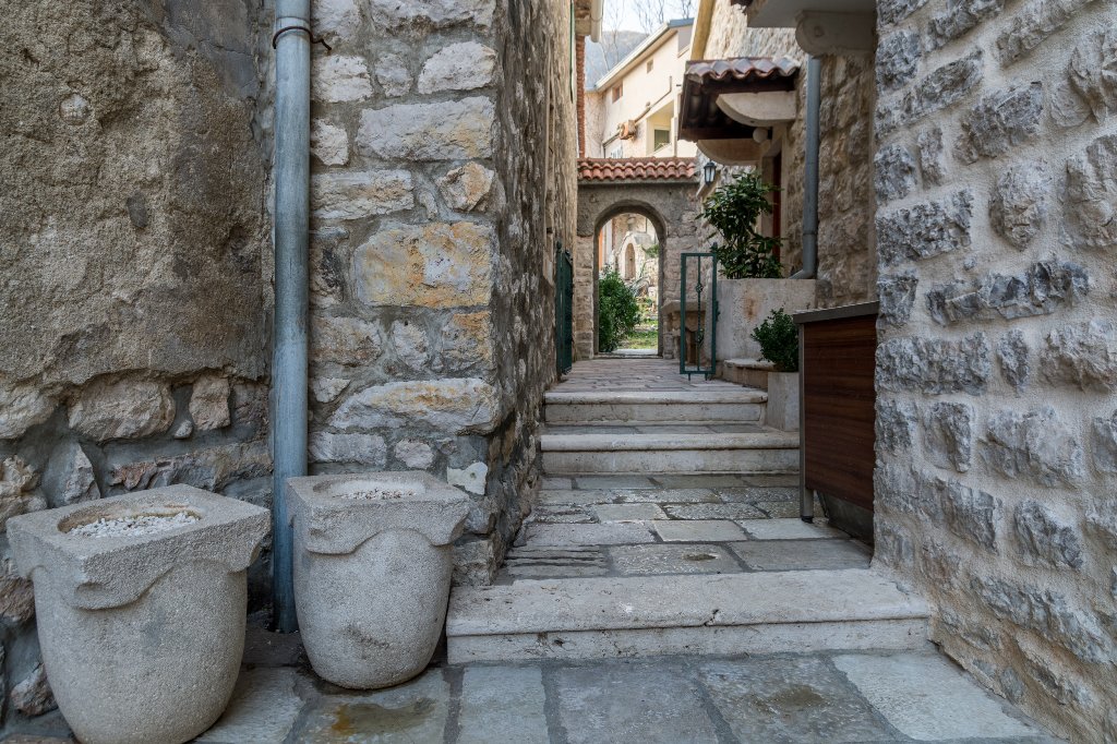 Image of House - 6 Bedrooms - 6 Bathrooms for Sale in Kotor-Prcanj-Montenegro, Image 11