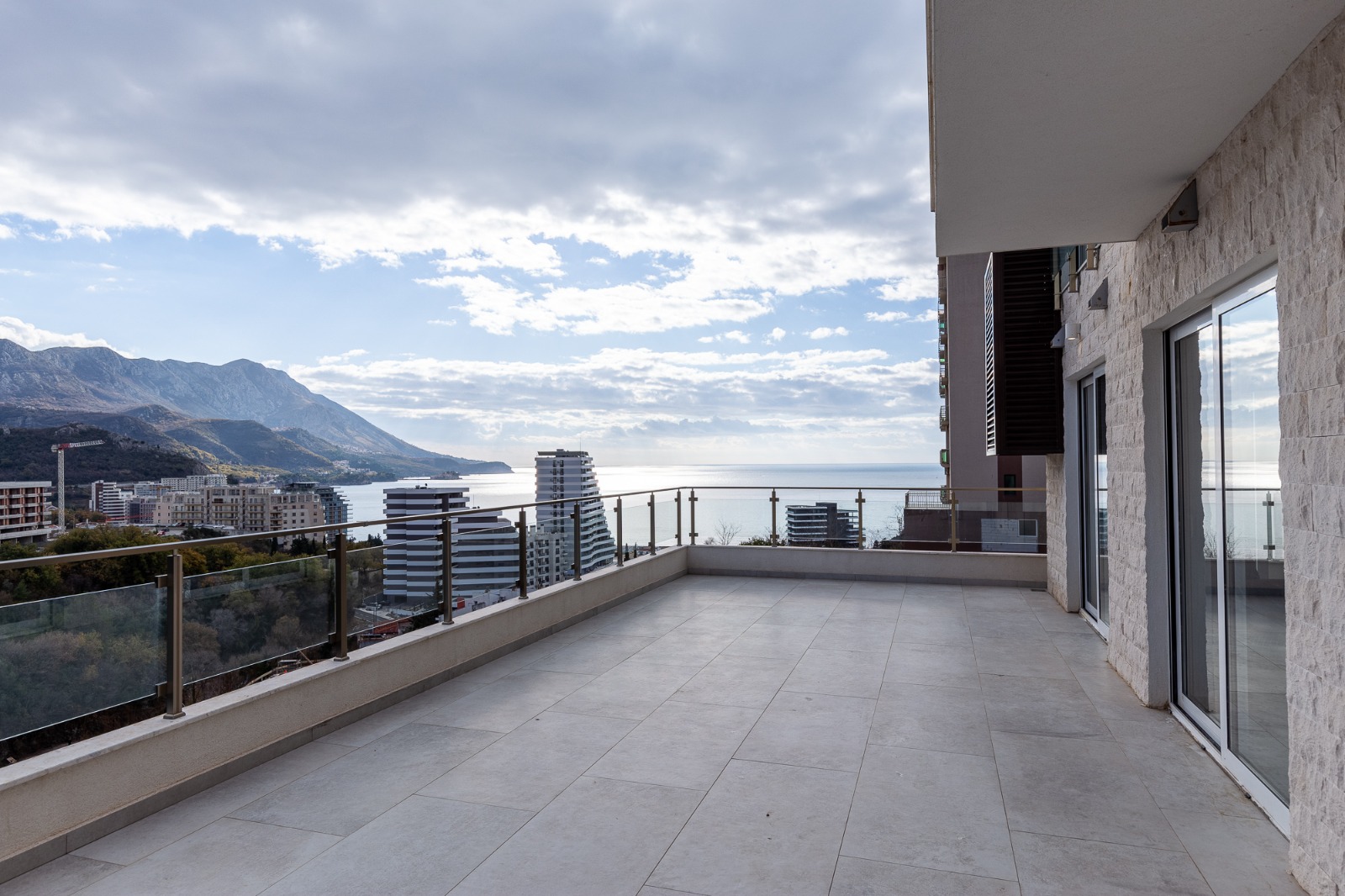 For sale: a spacious and luxuriously furnished three-bedroom apartment in the Sunny Side complex.  Becici Budva