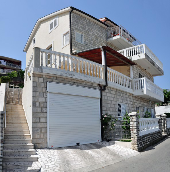 Image of House - 6 Bedrooms - 4 Bathrooms for Sale in Herceg-Novi-Herceg Novi-Montenegro, Image 1