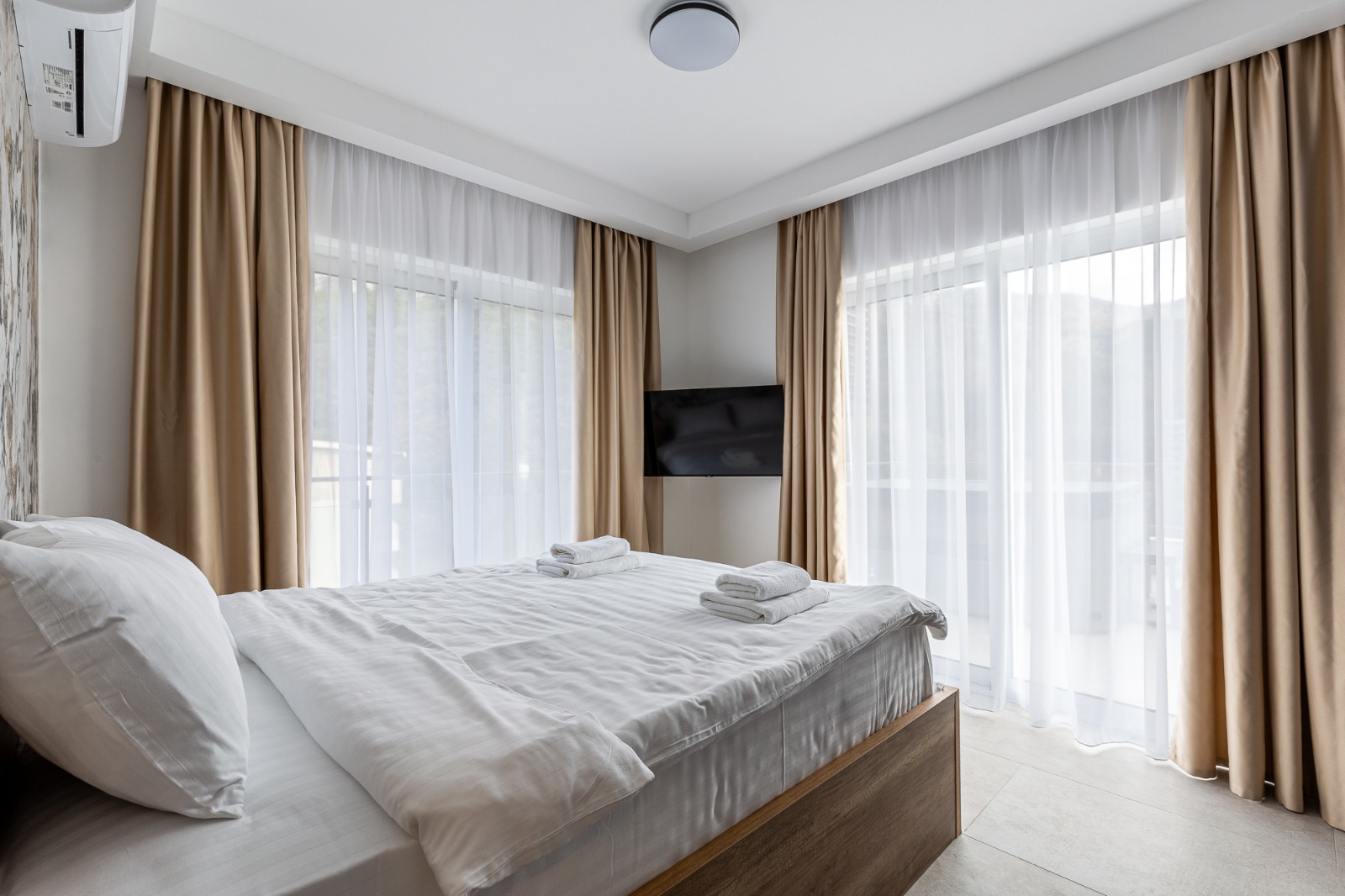 For sale: a spacious and luxuriously furnished three-bedroom apartment in the Sunny Side complex.  Becici Budva