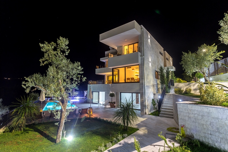 Image of Villa - 4 Bedrooms - 5 Bathrooms for Sale in Herceg-Novi-Djenovici-Montenegro, Image 9