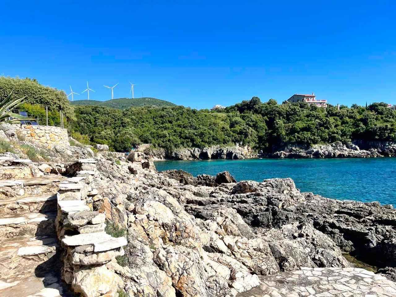  6900 villa 323m2 on the first line in Utjeha with a swimming pool