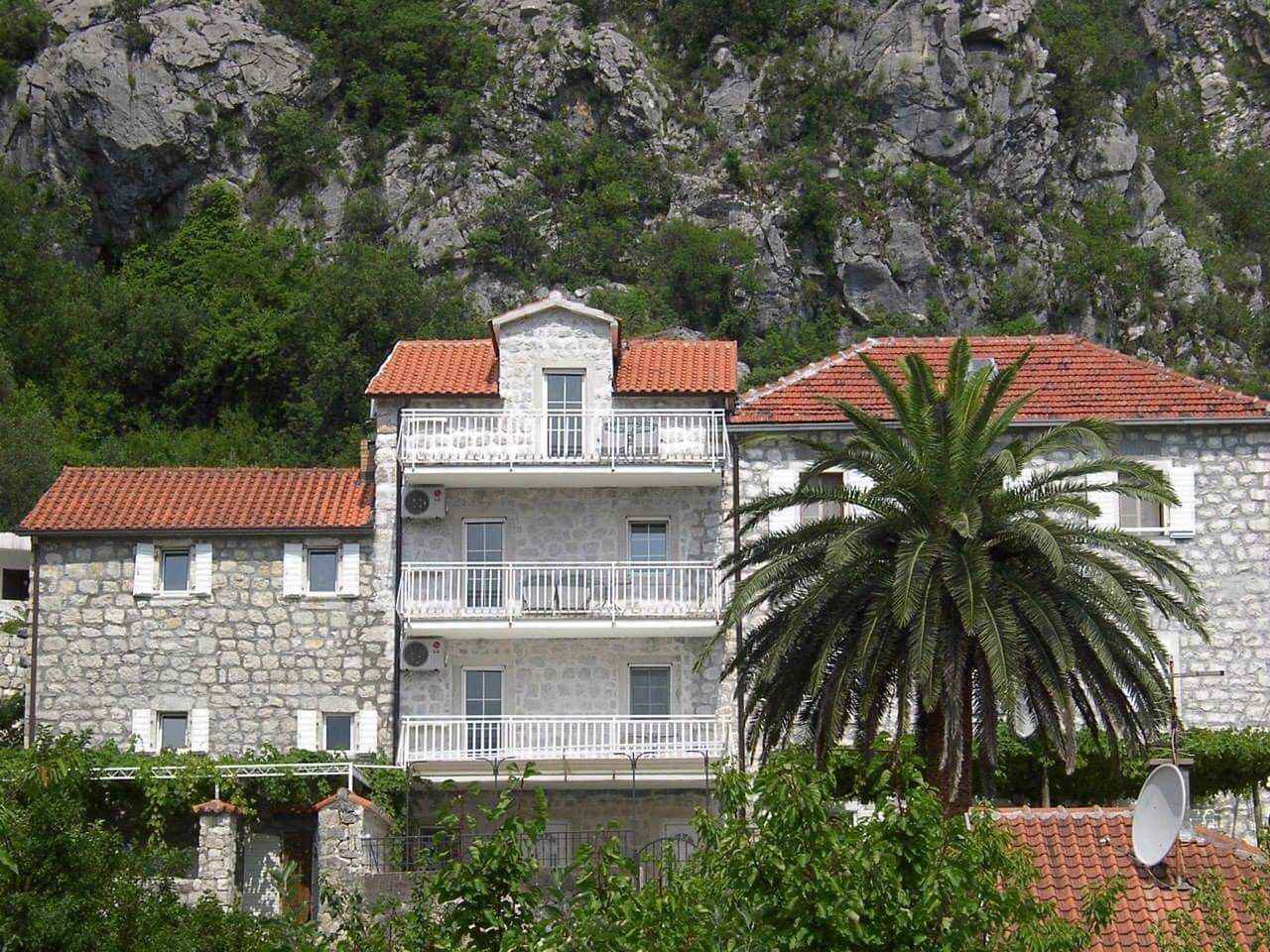 AUTHENTIC STONE HOUSE IN LIPCI WITH 4 SEPARATE APARTMENTS  Strp Kotor