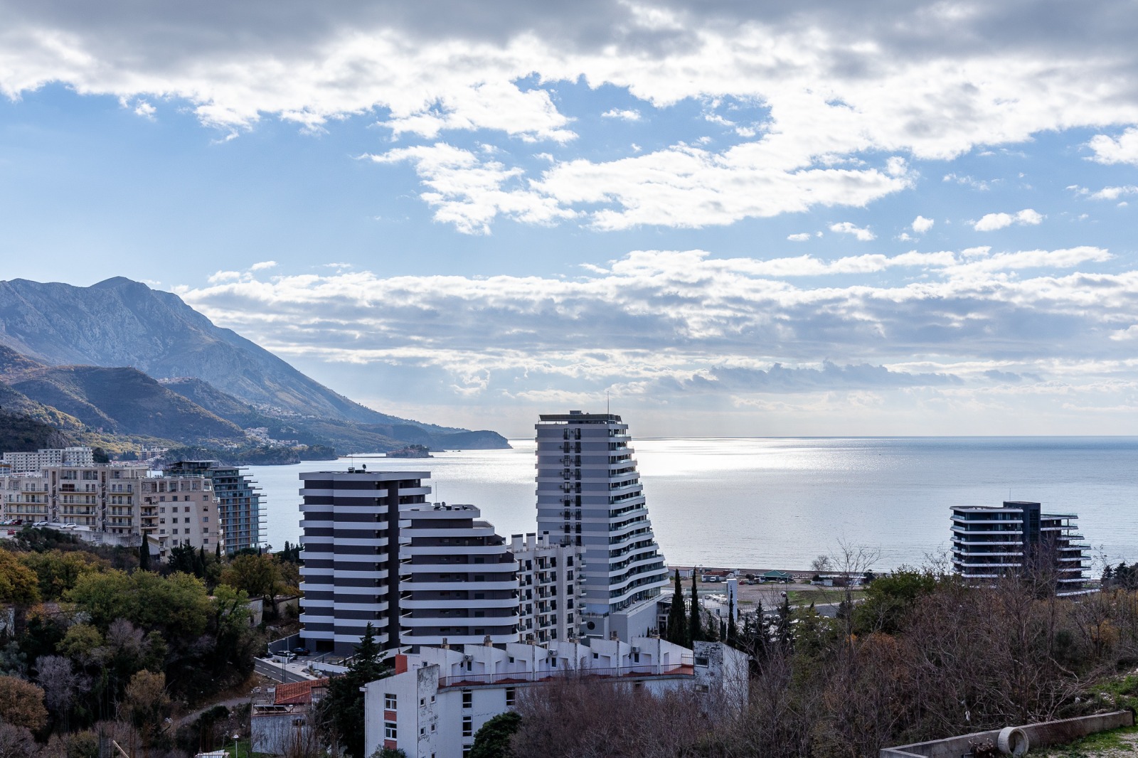 For sale: a spacious and luxuriously furnished three-bedroom apartment in the Sunny Side complex.  Becici Budva