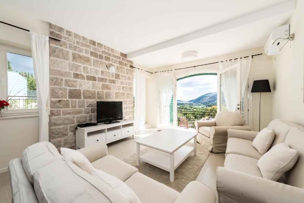 Image of House - 3 Bedrooms - 4 Bathrooms for Sale in Herceg-Novi-Sutorina-Montenegro, Image 1