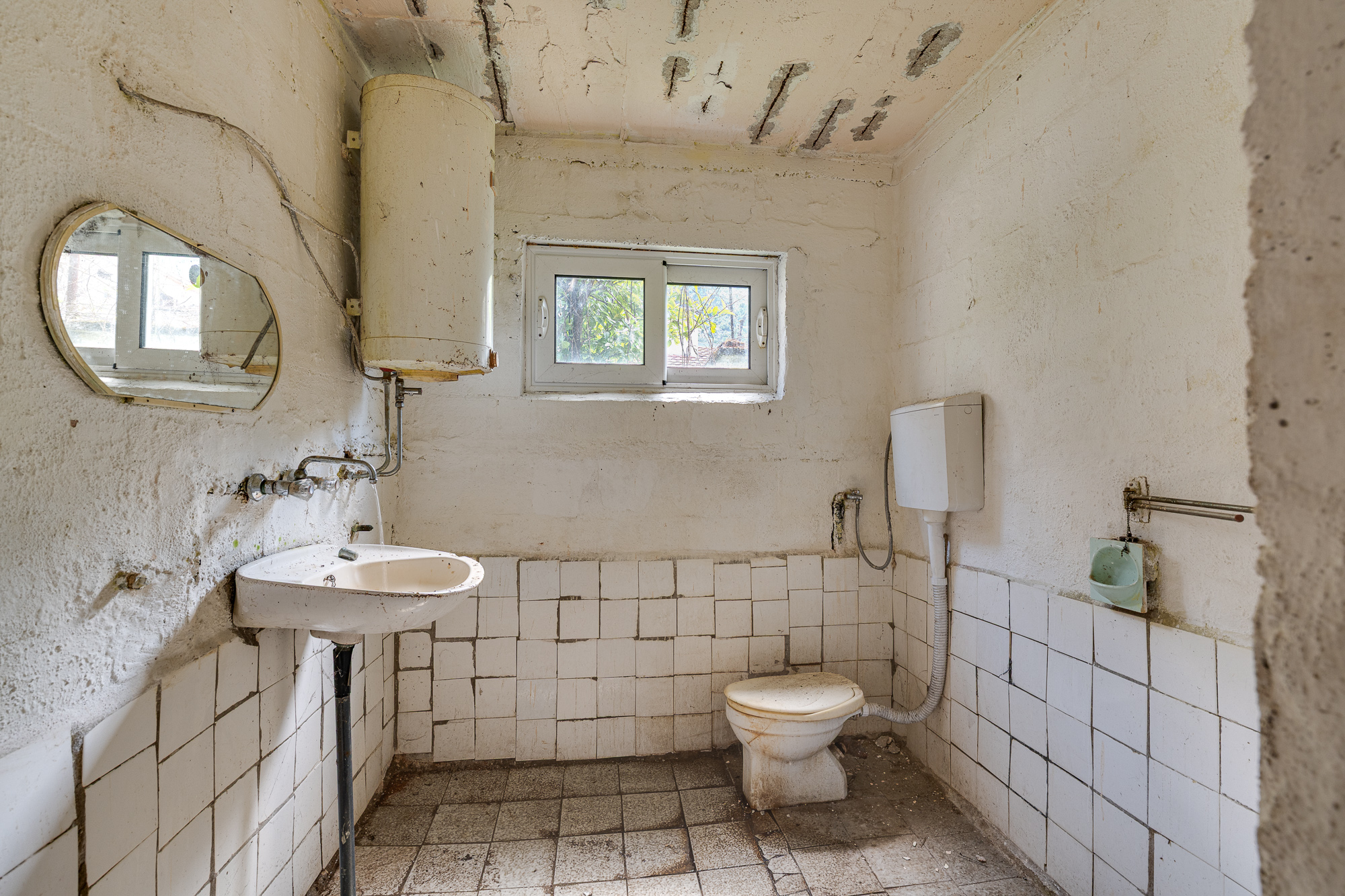  Image of House - 4 Bedrooms - 2 Bathrooms for Residential For Sale in Kotor-Kotor-Montenegro, Image 8