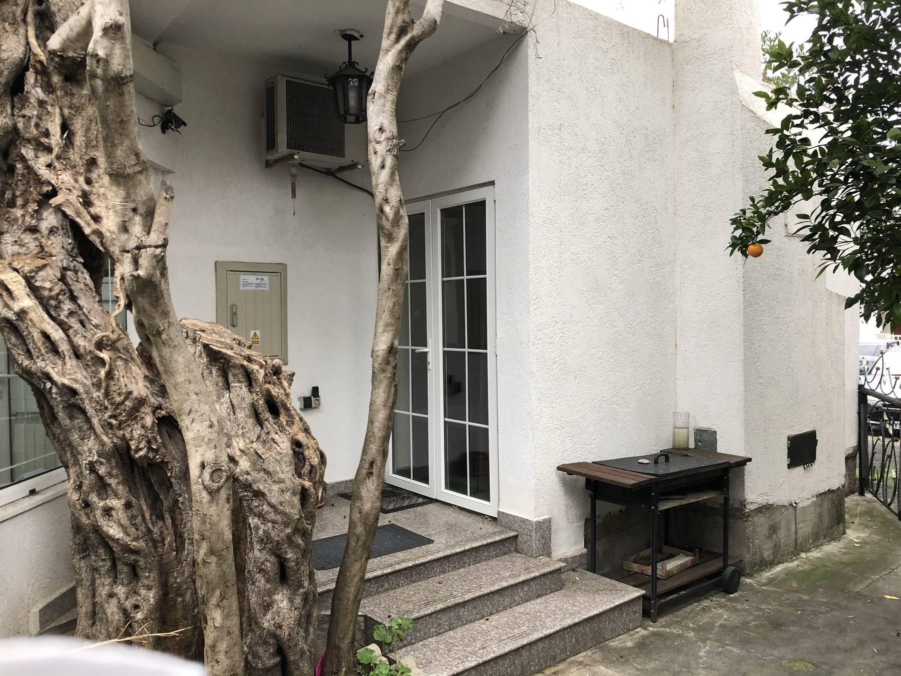 Three-bedroom apartment with three apartments on the side