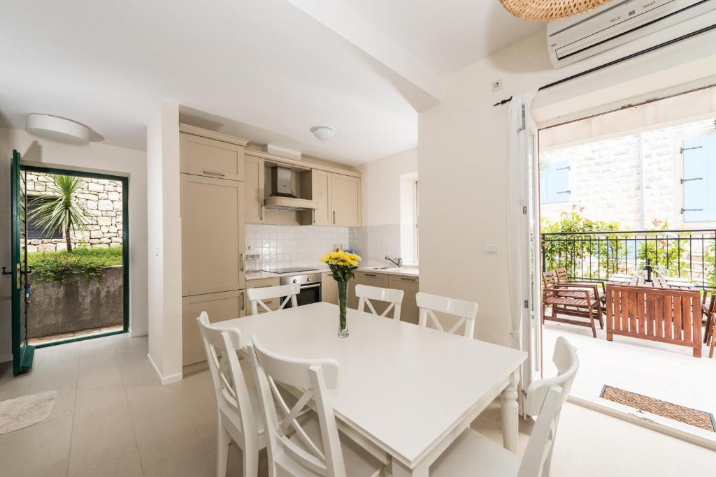 Image of Townhouse - 3 Bedrooms - 4 Bathrooms for Sale in Herceg-Novi-Sutorina-Montenegro, Image 6