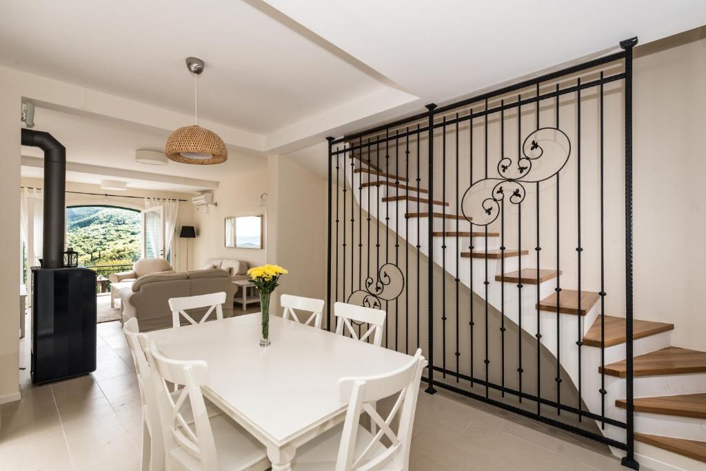Image of Townhouse - 3 Bedrooms - 4 Bathrooms for Sale in Herceg-Novi-Sutorina-Montenegro, Image 2