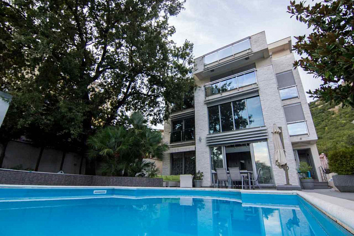 Luxury villa with pool in Budva