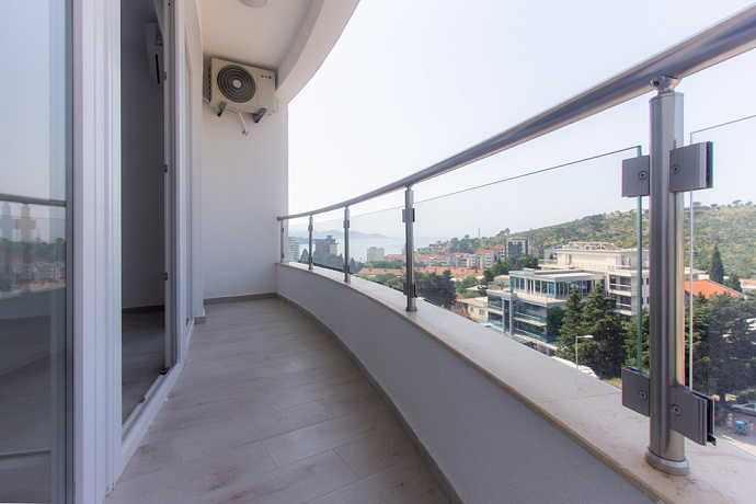 Apartments for sale in Sutomore with a view of the sea and the city