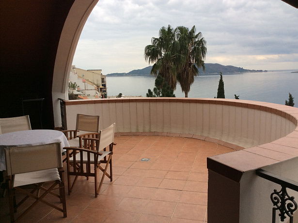 Apartment with sea views in Rafailovici