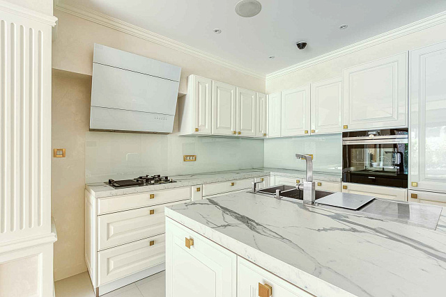 Luxurious One-Bedroom Apartment with Designer Interior — photo 15
