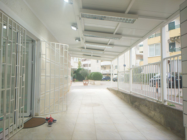 Commercial space with a terrace in Budva