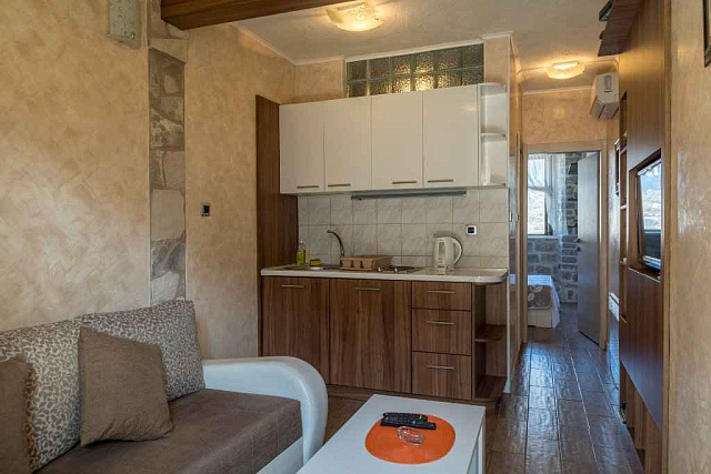 Two houses with restaurant on the front line — photo 44