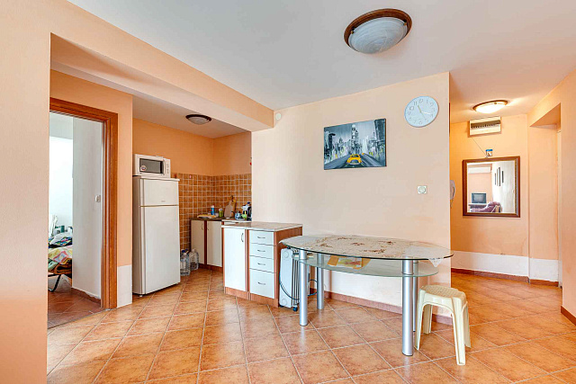 Spacious Two-Bedroom Apartment with Terrace Near Budva Centre — photo 4
