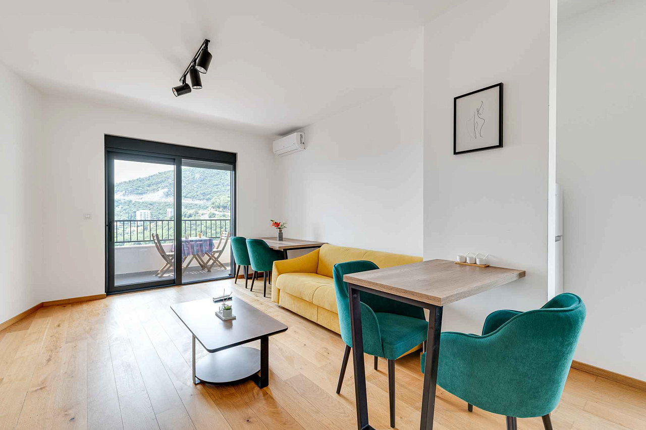Furnished one bedroom apartment with a sea view and garage space in a new building