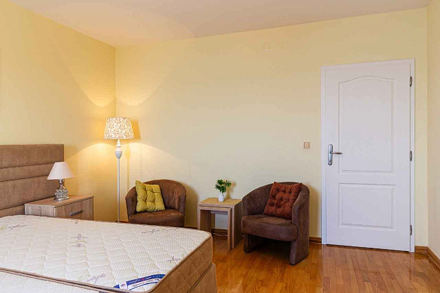 Spacious duplex apartment with sea view in Sveti Stefan — photo 30