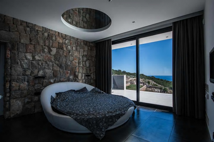 An exclusive villa with wonderful sea view in Krimovica