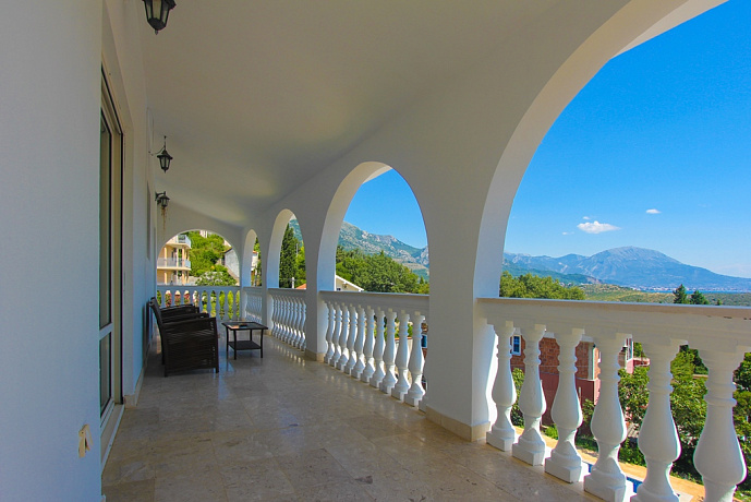 Villa with a pool and picturesque sea view