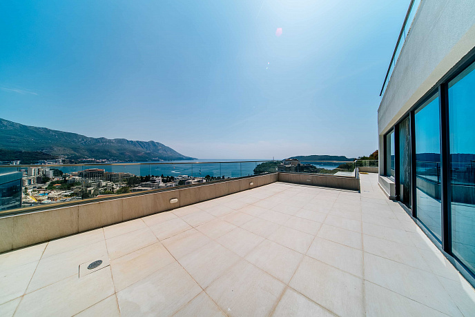 Spacious Penthouse with large terrace and sea view