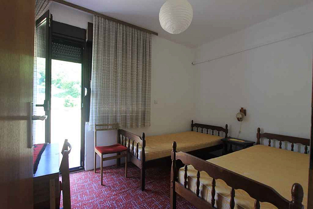 A spacious house with a large yard in Zelenika — photo 5