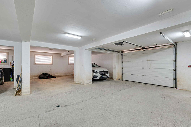 Modern One-Bedroom Apartment with Large Terrace and Garage in Bečići — photo 11
