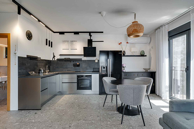 Modern three-bedroom apartment in the centre of Tivat with sea views — photo 11