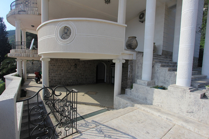Villa with pool in Petrovac