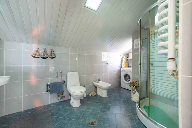 Apartment with three bedrooms and sea views in Budva — photo 9