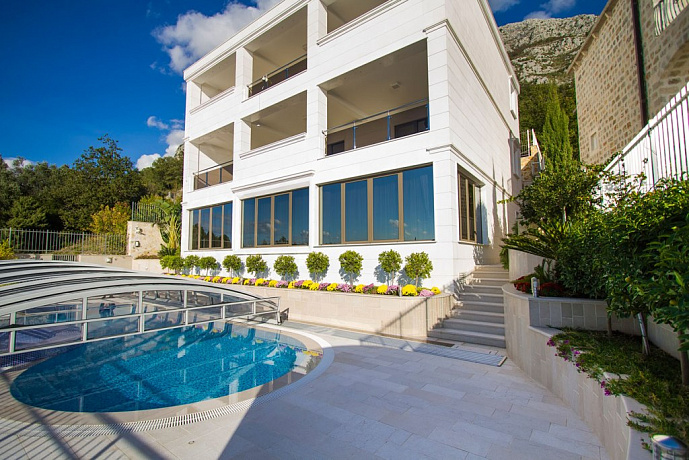 A luxurious villa in Rezevici