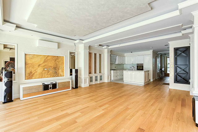 Luxurious One-Bedroom Apartment with Designer Interior — photo 19