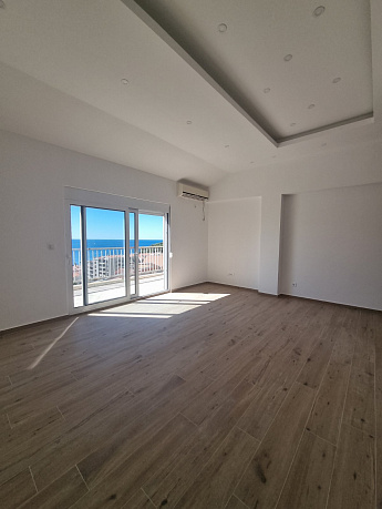 Five-room apartment in Petrovac with a beautiful view of the sea