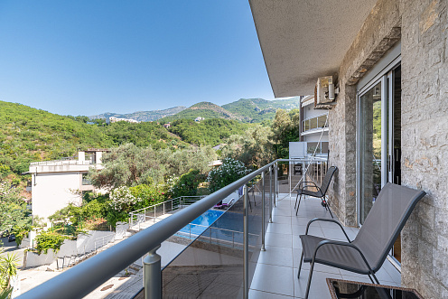 One-bedroom apartment in a complex with a swimming pool in Pržno