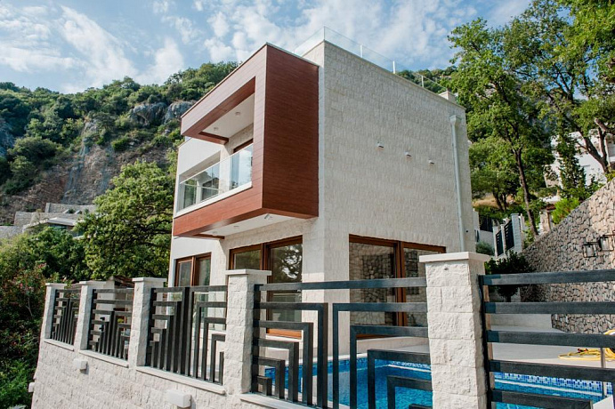 Villa with pool on the first line near Petrovac