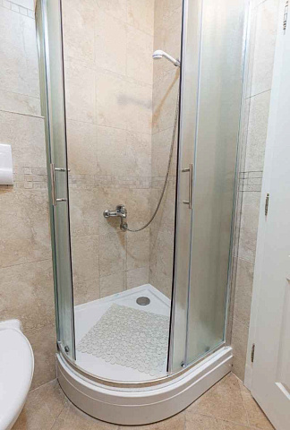 Spacious duplex apartment with sea view in Sveti Stefan — photo 19