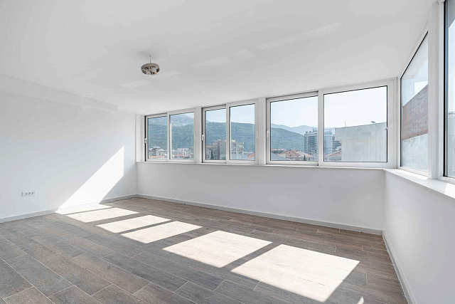 Spacious one bedroom apartment with lots of natural light in Budva city center — photo 12