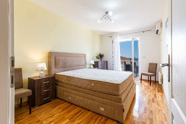 Spacious duplex apartment with sea view in Sveti Stefan — photo 35
