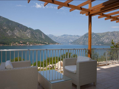 Apartments in six apartment house in Kotor