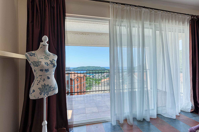 Sea view villa in Becici — photo 36