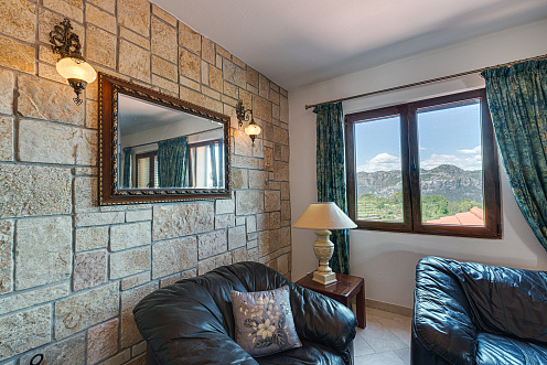 Exclusive Modern House with Authentic Character, Wine Cellar and Panoramic Views